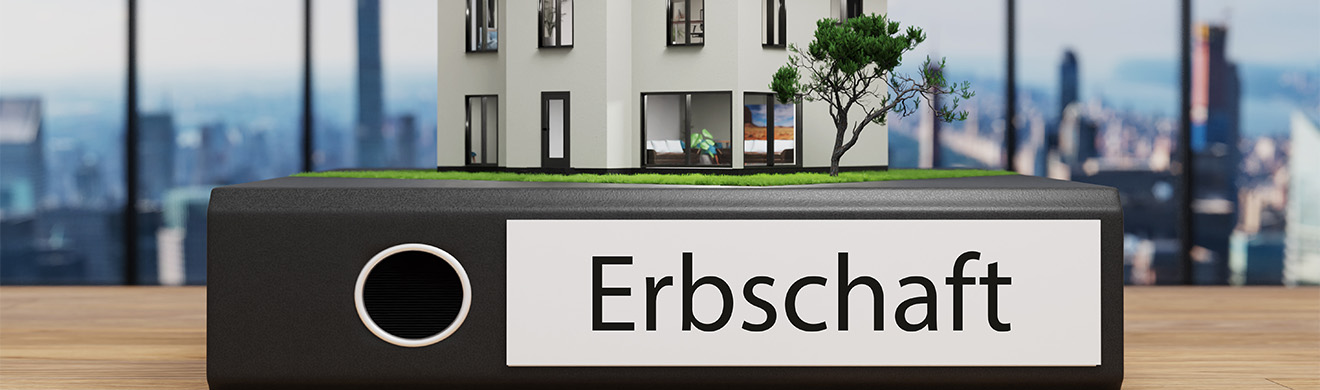 Erbrecht in Fulda – Haus vor Aktenordner als Symbol beruflicher Nachlassregelung