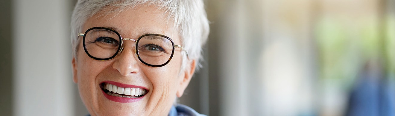 Ältere Dame bekommt Keramikkronen in Fulda